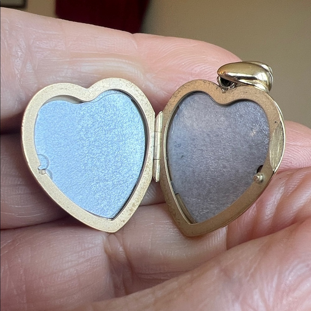 18k Gold Heart Locket Pendant - Picture 3 of 6